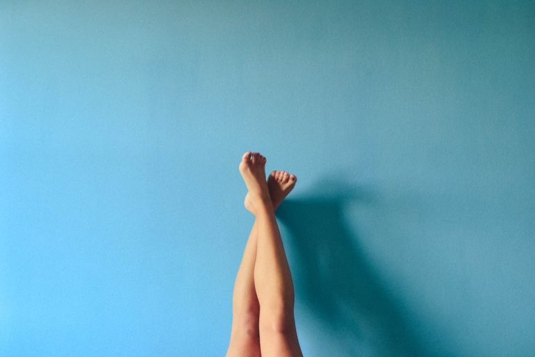 Профессиональная депиляция ног в YOUSTAR: гладкость и комфорт